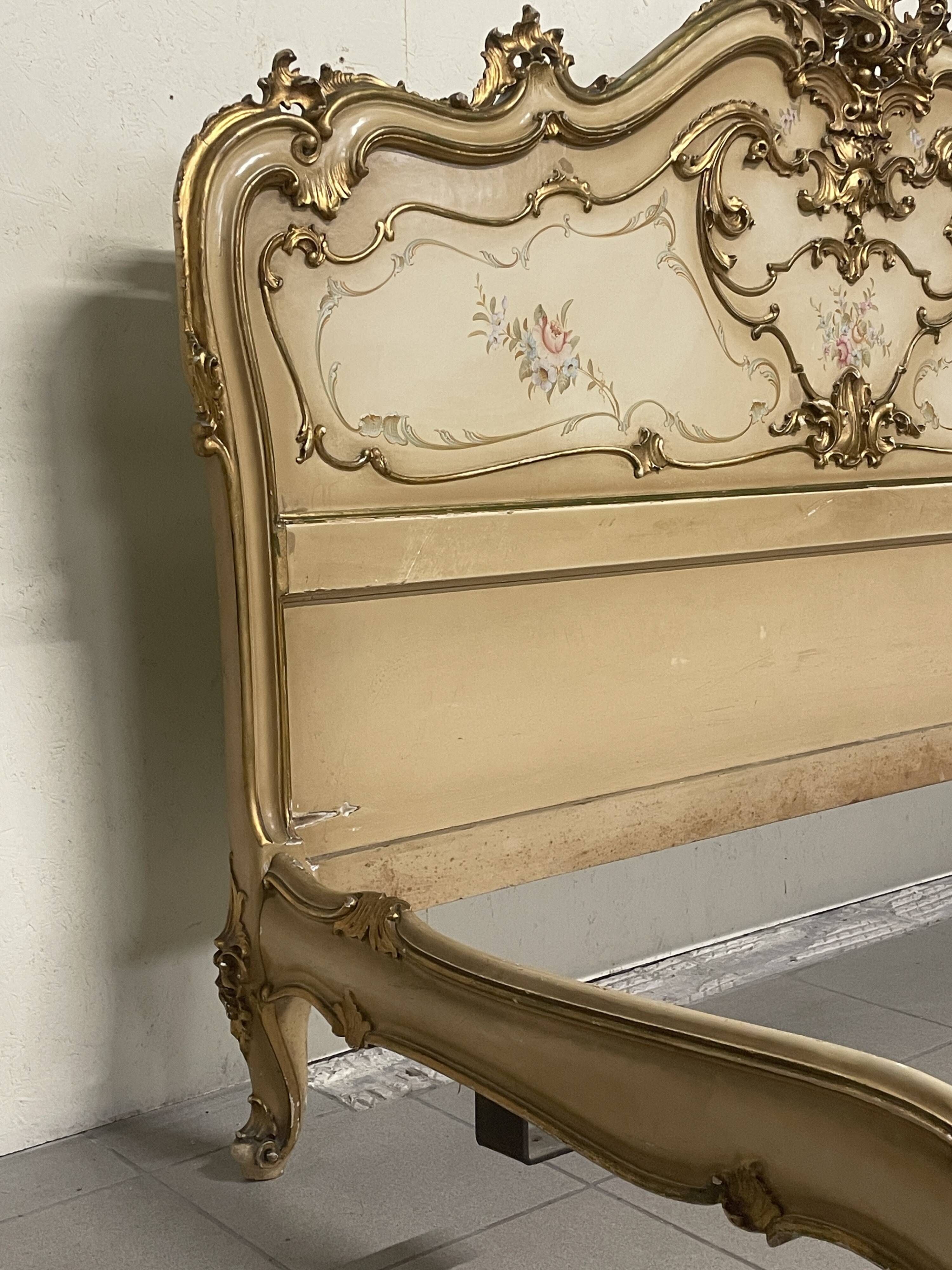 Lit matrimonial des années 40 dans le style Louis XV.