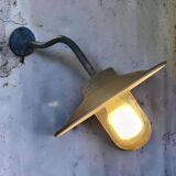 Outdoor industrial wall light