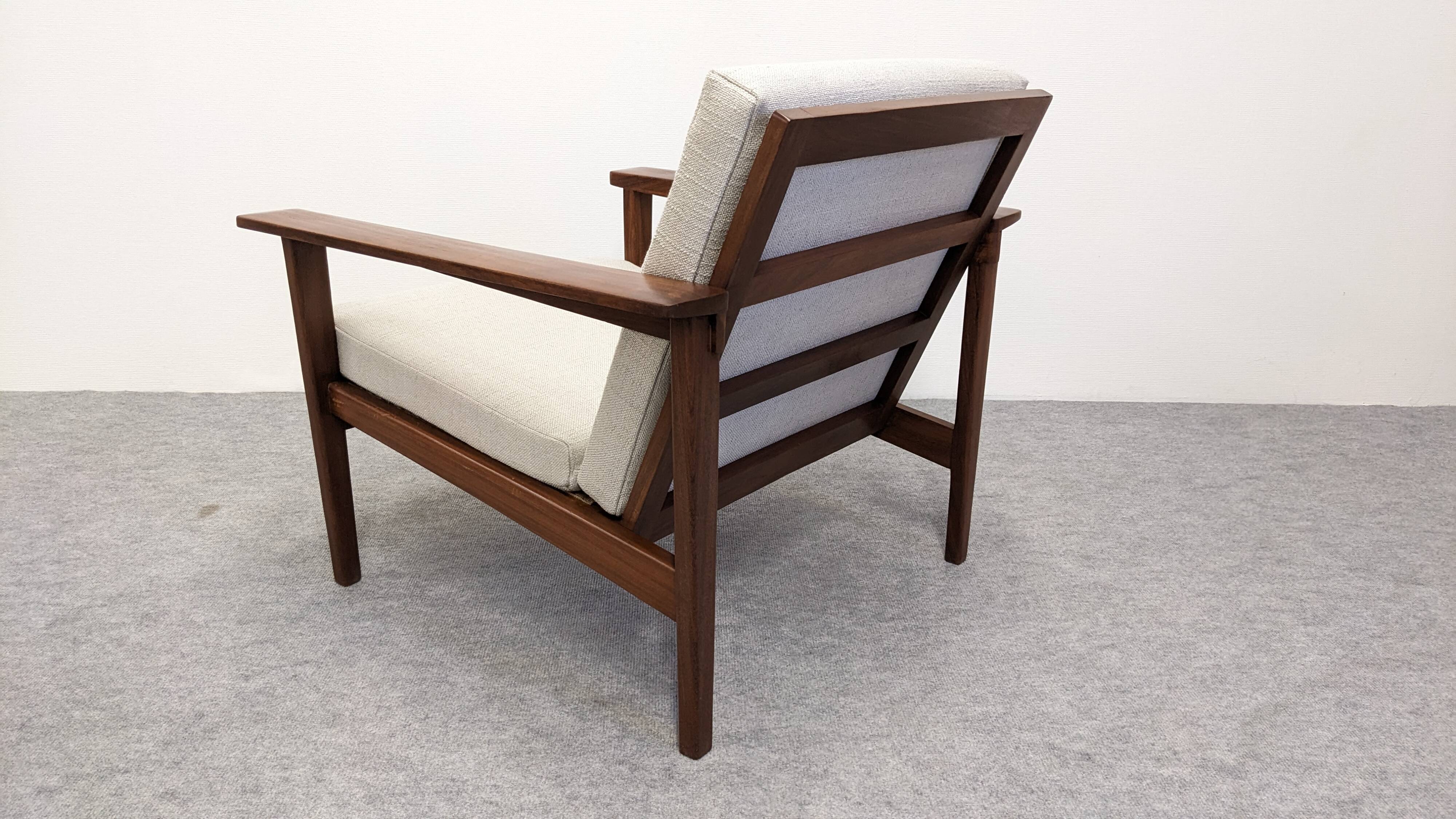 Salon, canapé et fauteuils, de style scandinave en teck, France vers 1950