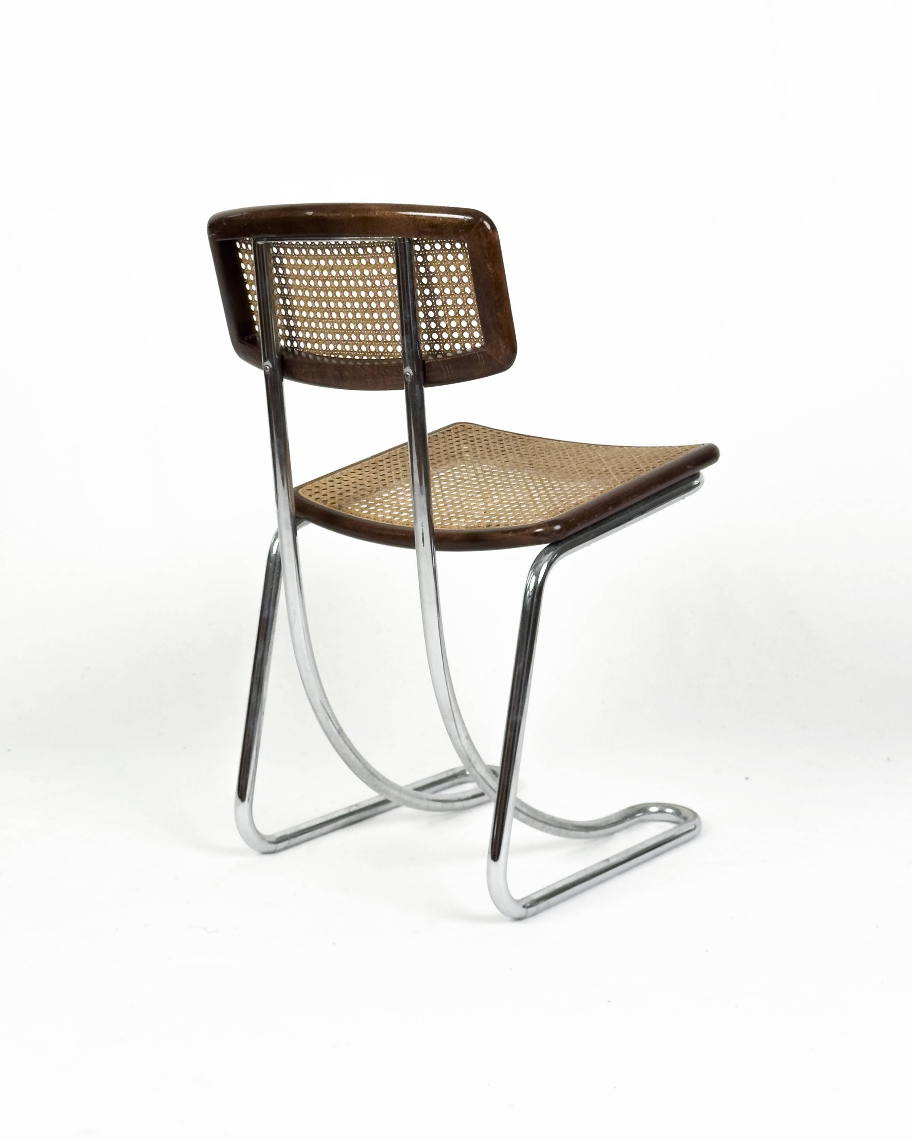 Ensemble de 4 chaises vintage à accoudoirs en chrome, bois et paille de Vienne, années 1970.