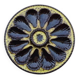 Assiette à huîtres vintage en faïence de Vallauris, signée Marius Giuge.