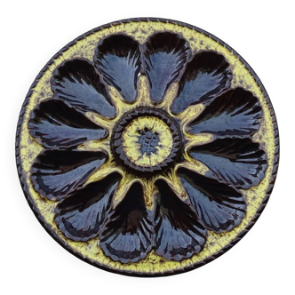 Assiette à huîtres vintage en faïence de Vallauris, signée Marius Giuge.