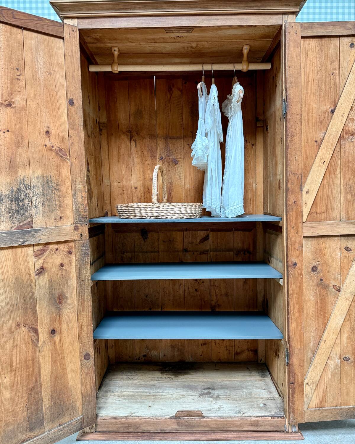 Large Parisian wardrobe with hanging space (renovated)