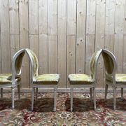 Suite de 4 chaises médaillons de style Louis XVI rechampi blanc cassé