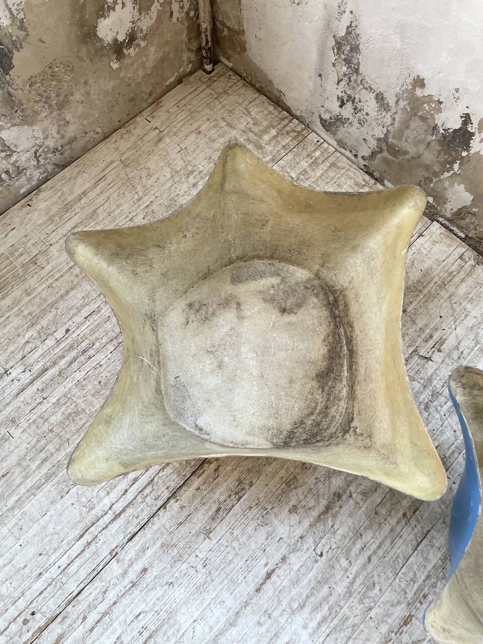 Set of 2 free-form fiberglass planters