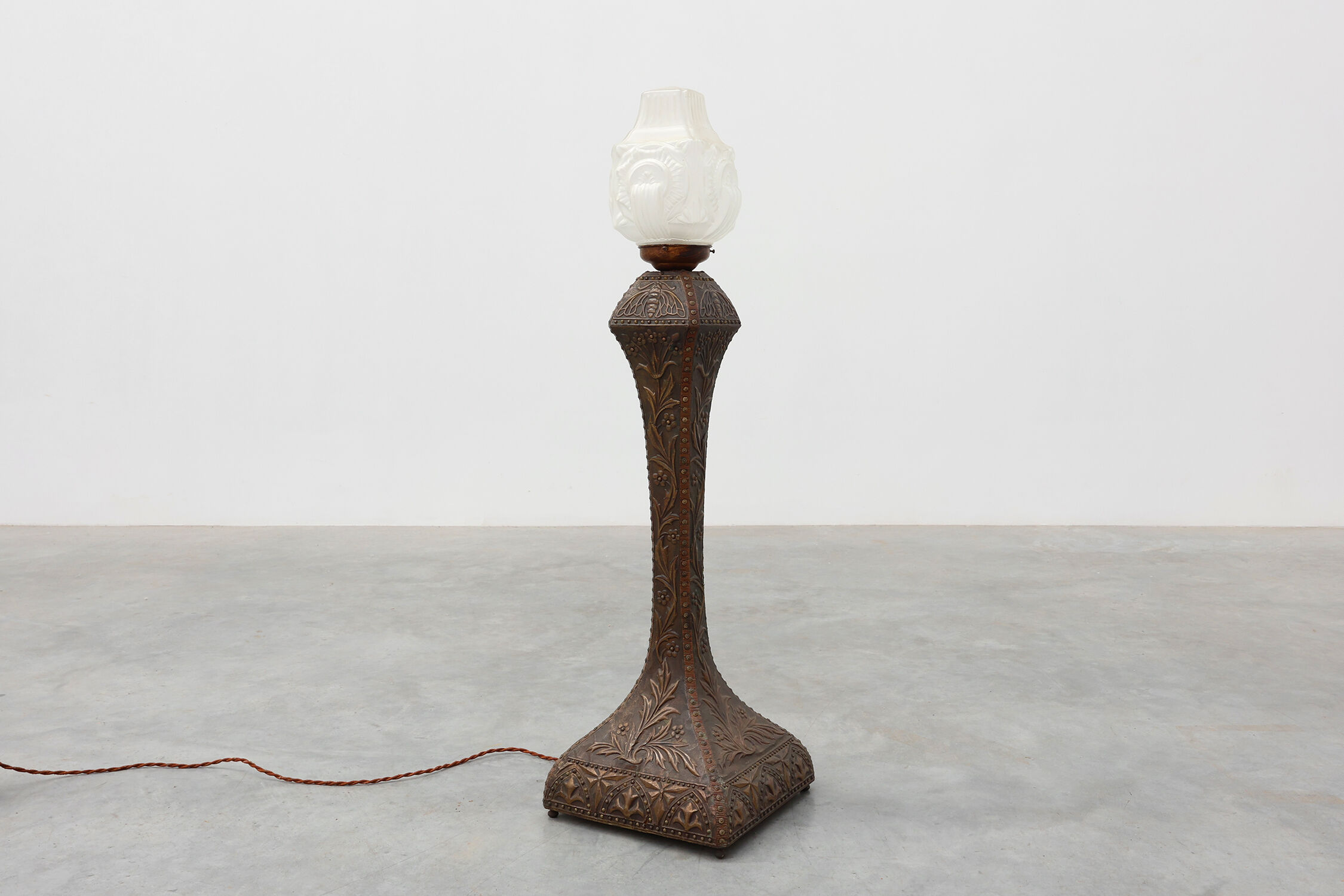 Art Nouveau floorlamp in hammered copper with frosted glass hood, Belgium