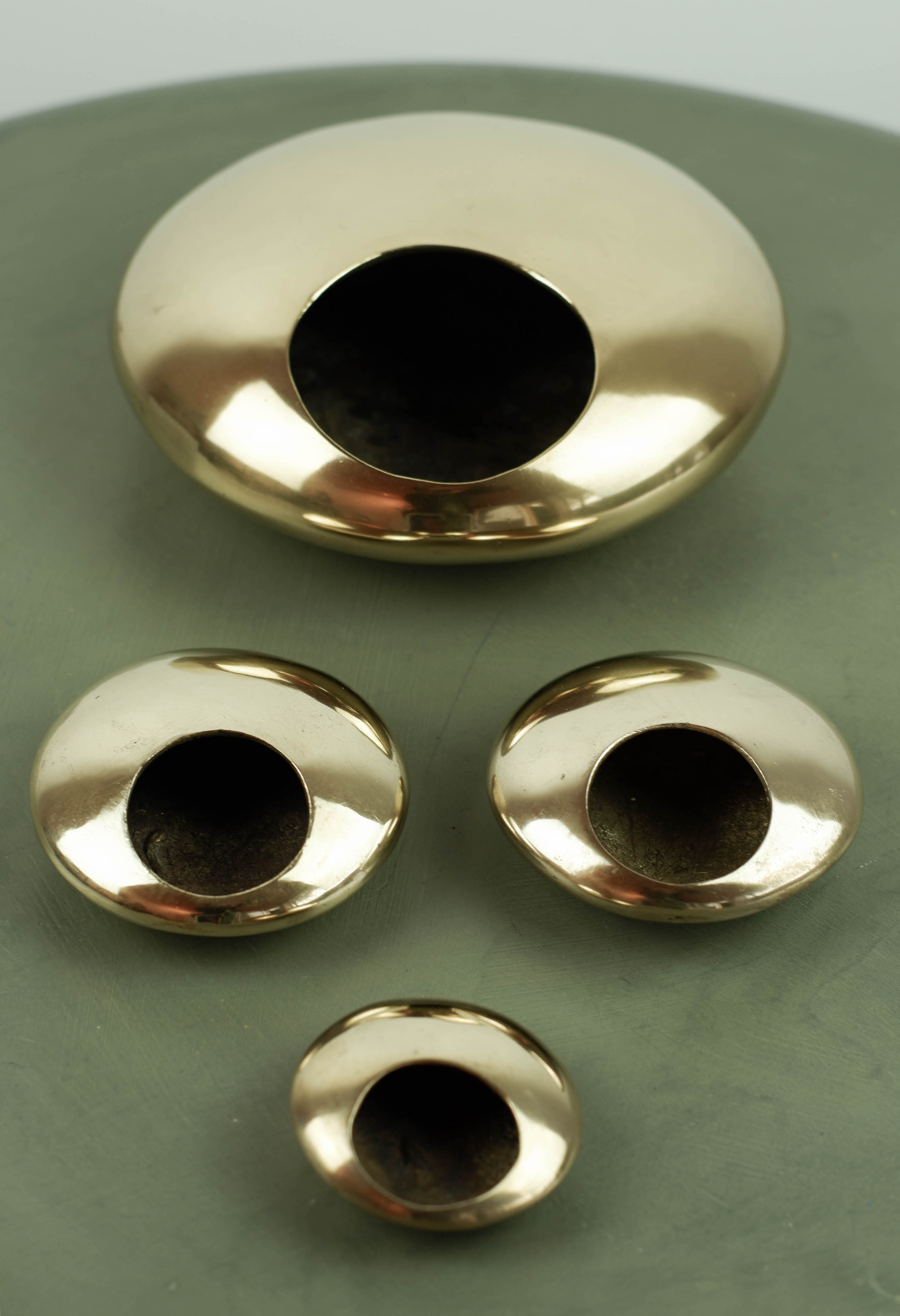 Set of pebble ashtrays in gilded bronze
