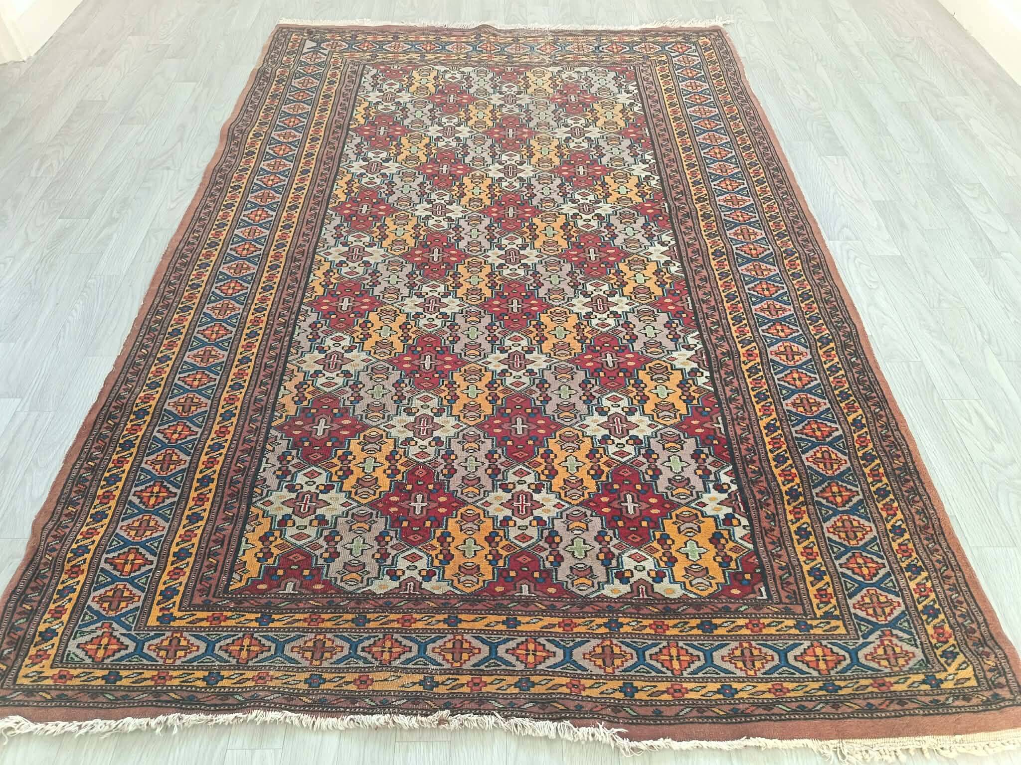 Handmade Pakistani carpet