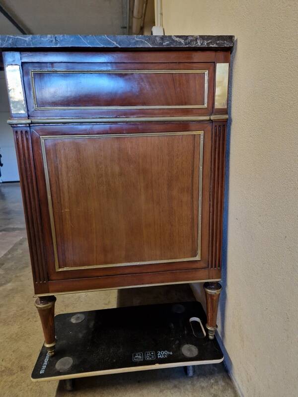 Mahogany commode with mahogany veneer from the Louis XVI period - late 18th century.