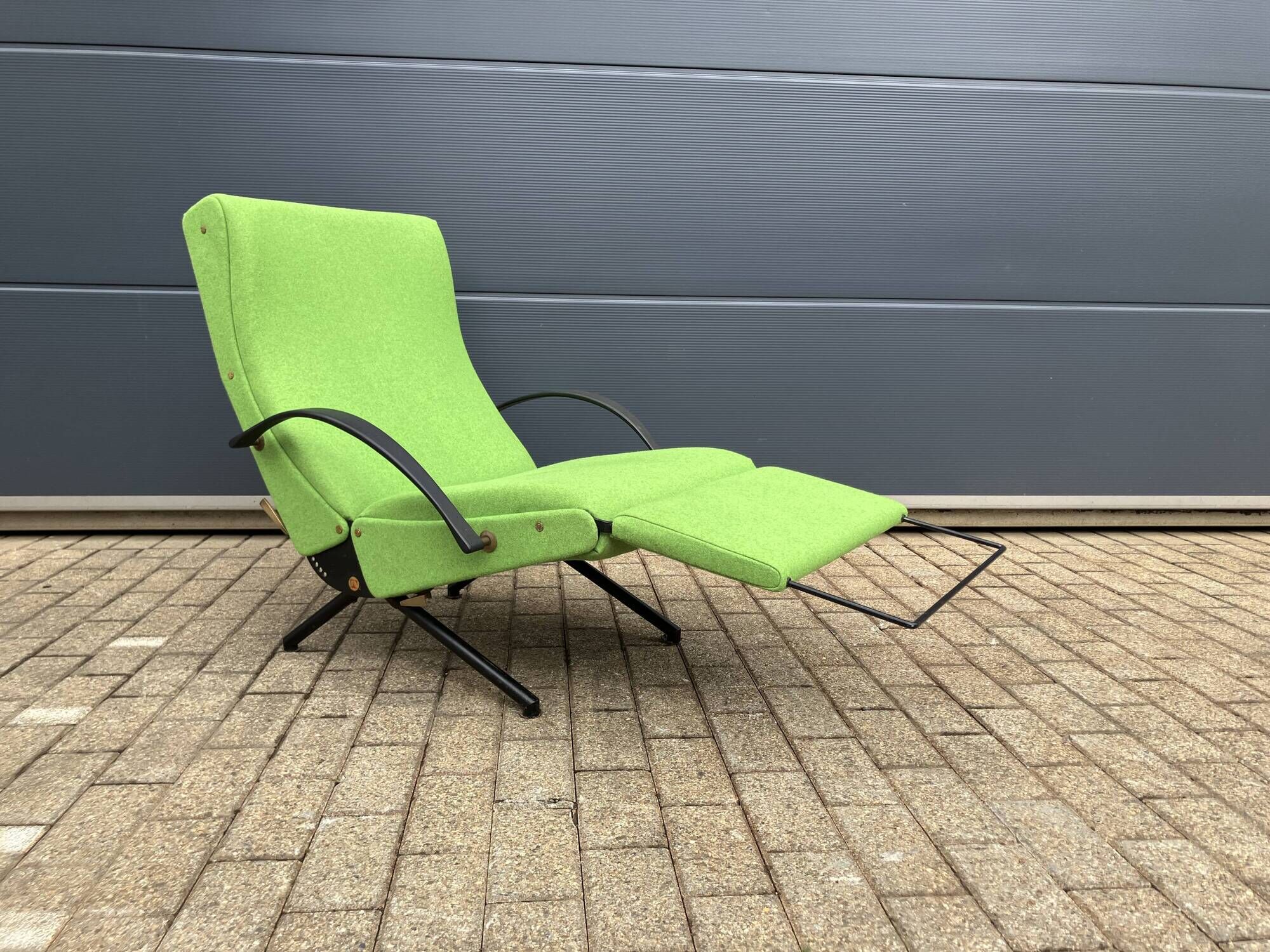 Tecno P40 lounge by Osvaldo Borsani 1st edition, terug in new state!