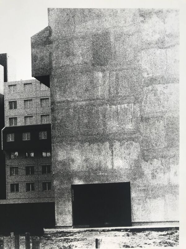 Rosine nusimovici, sans titre (bâtiment), c 1980. tirage argentique nb