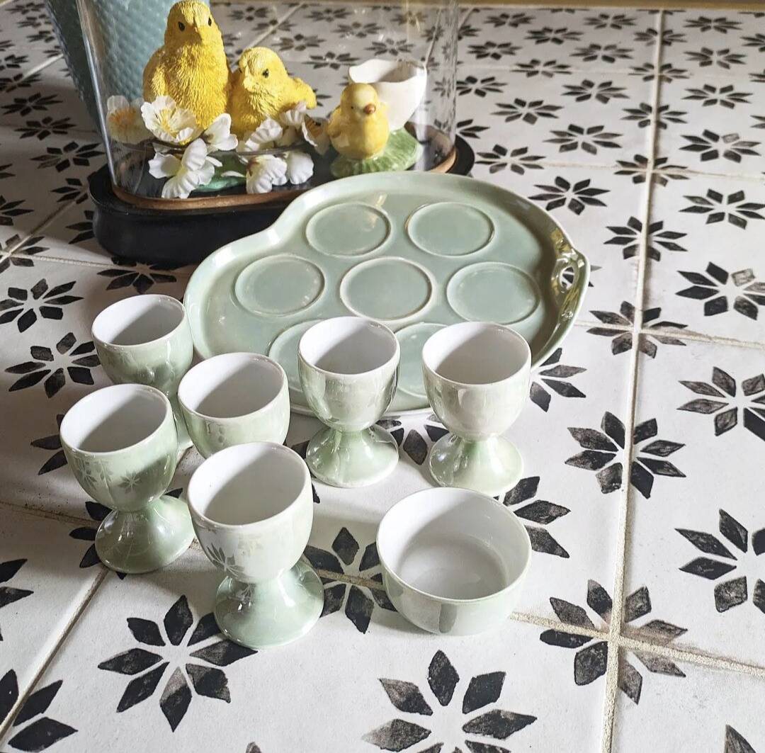 Plateau de service vintage et ses 6 coquetiers.