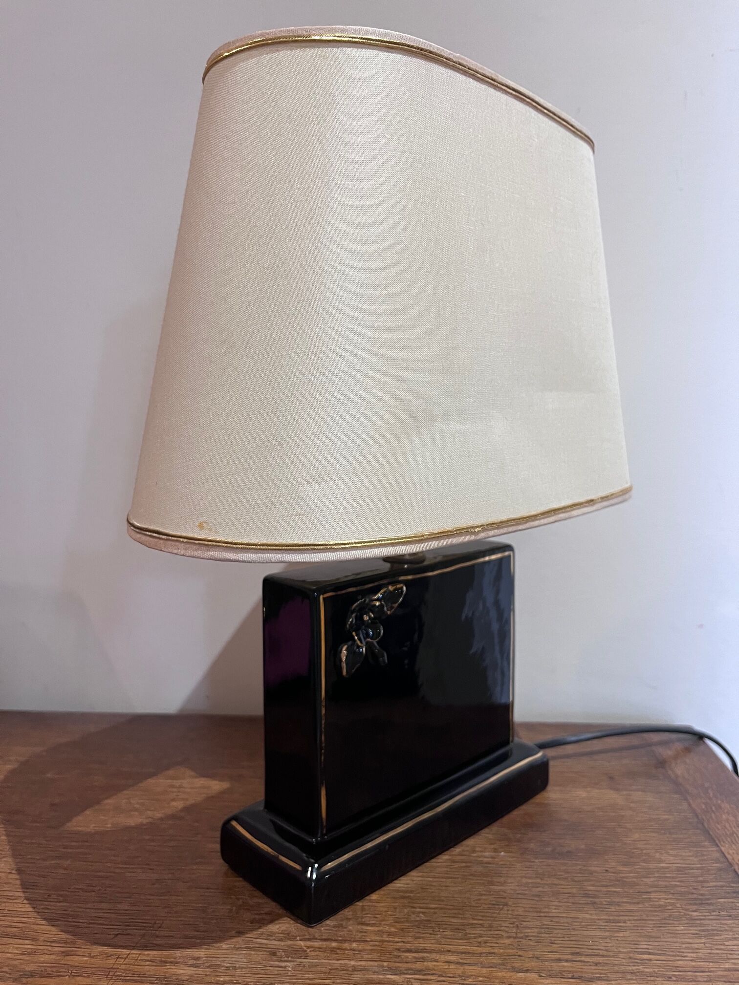 Ceramic lamp with rose decoration