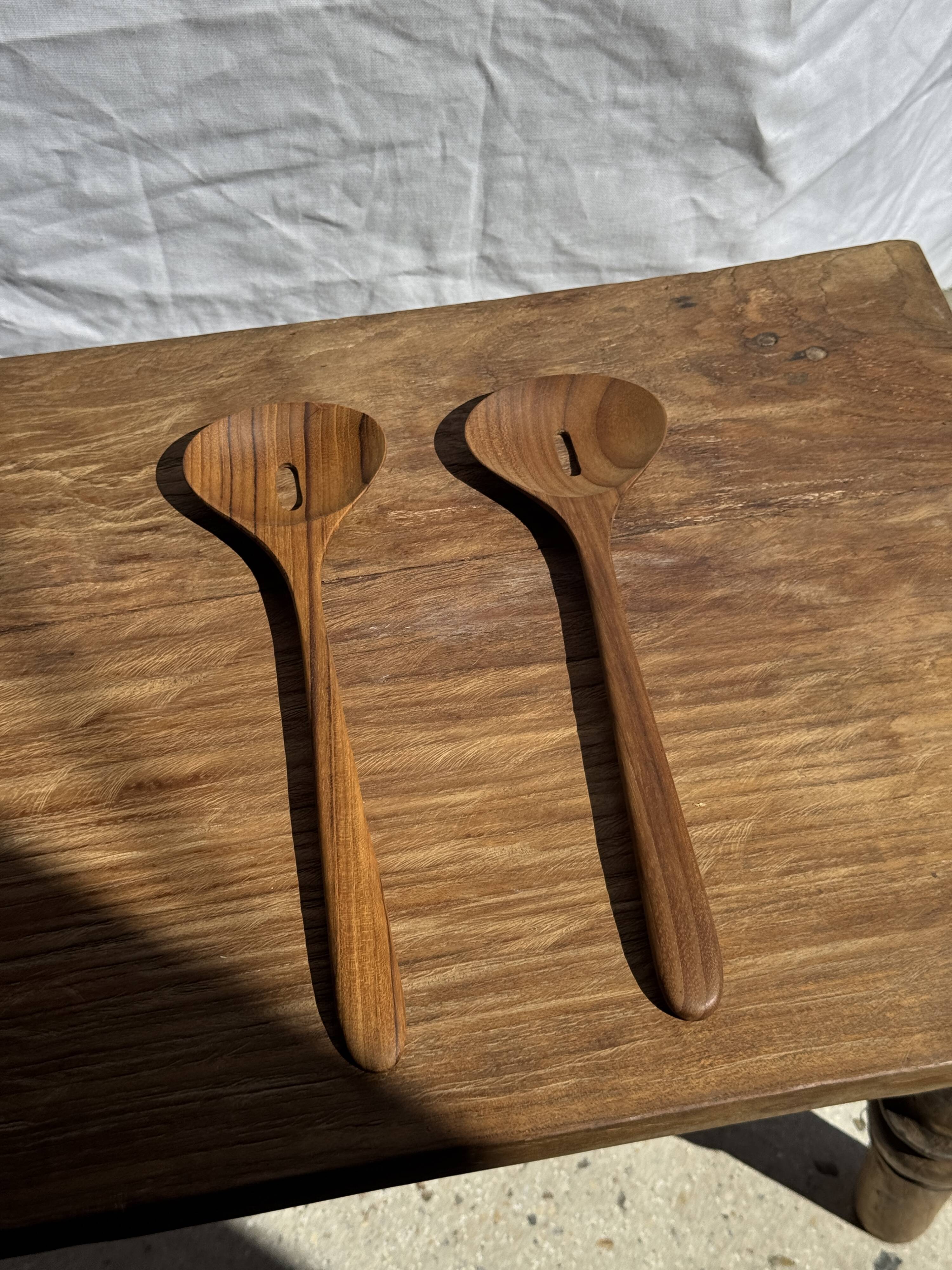 Salad server or large teak spoon in oval openwork shape L30 D9