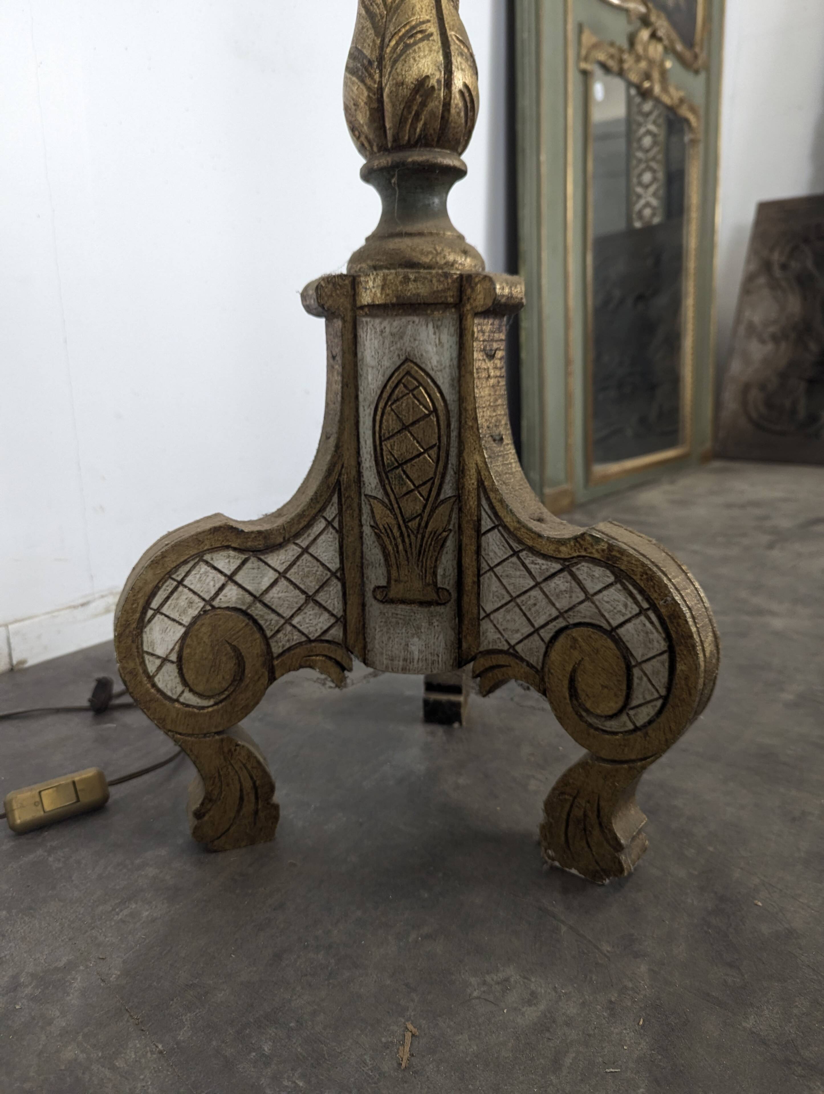 Lampadaire torchère en bois sculpté et doré