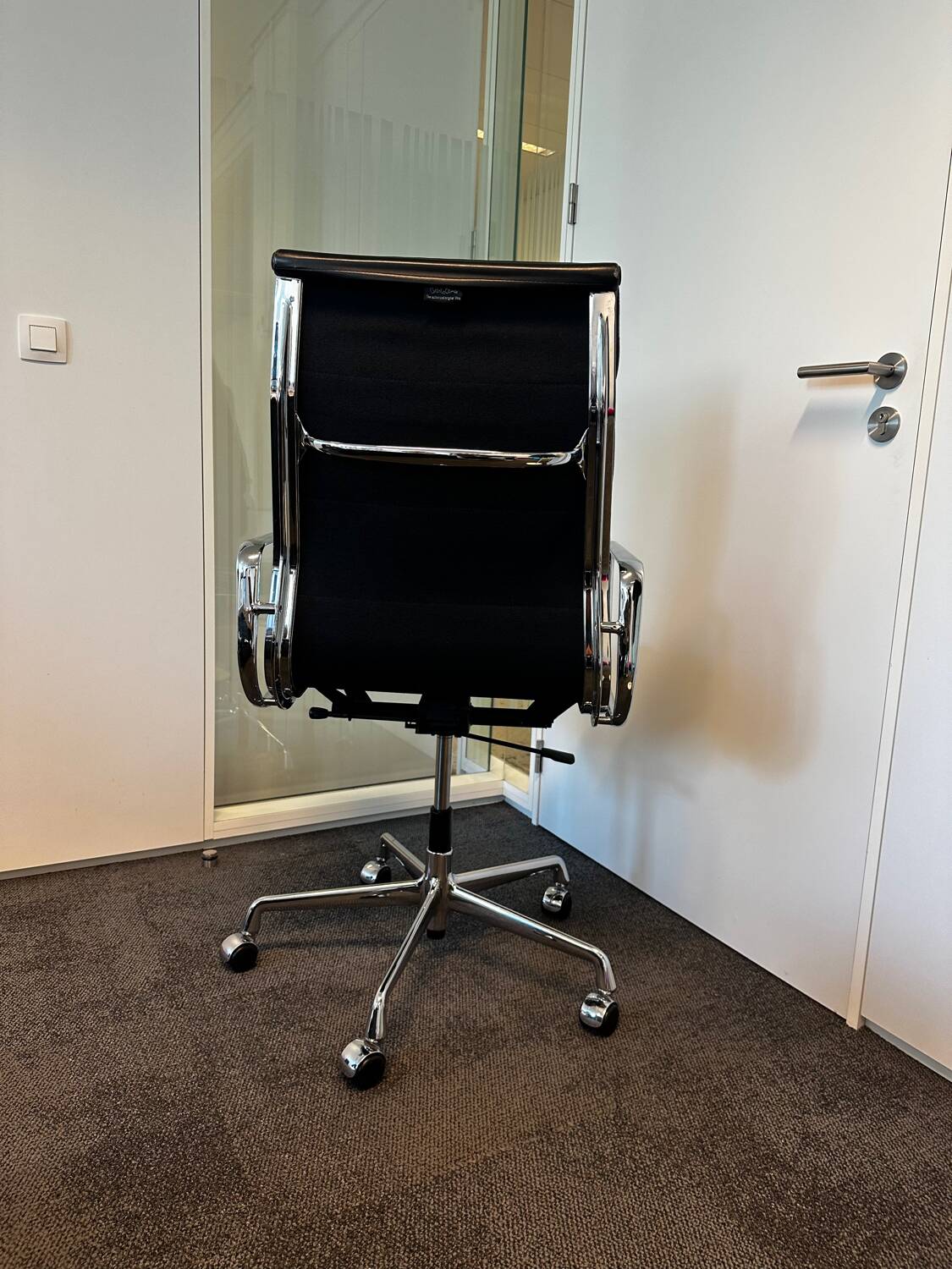 1x office chair - eames soft pad ea219