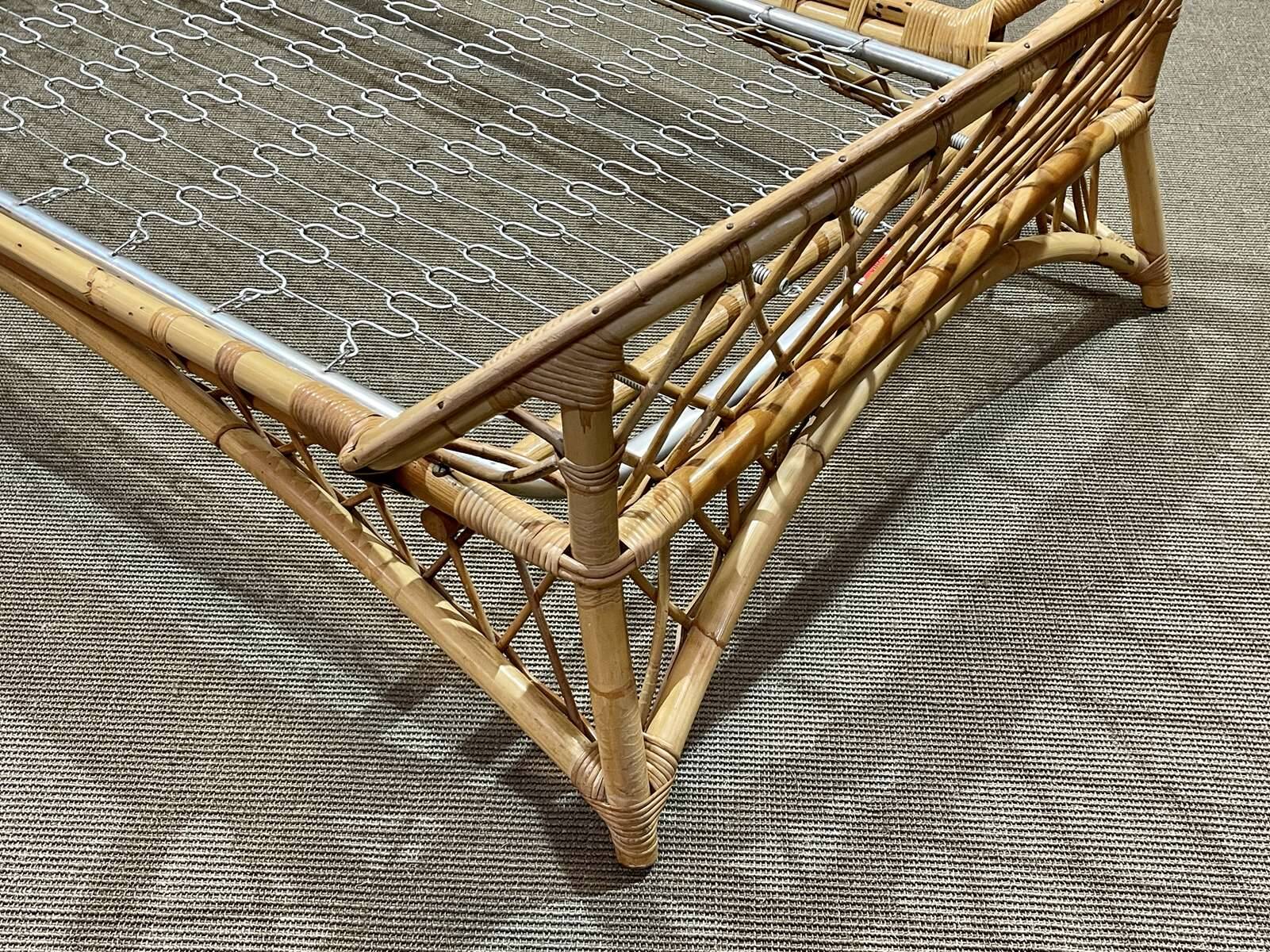 Lit en rotin des années 1960 avec son sommier métal.