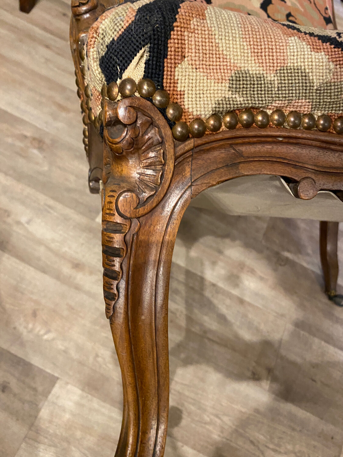 Fauteuil en noyer style Louis XV