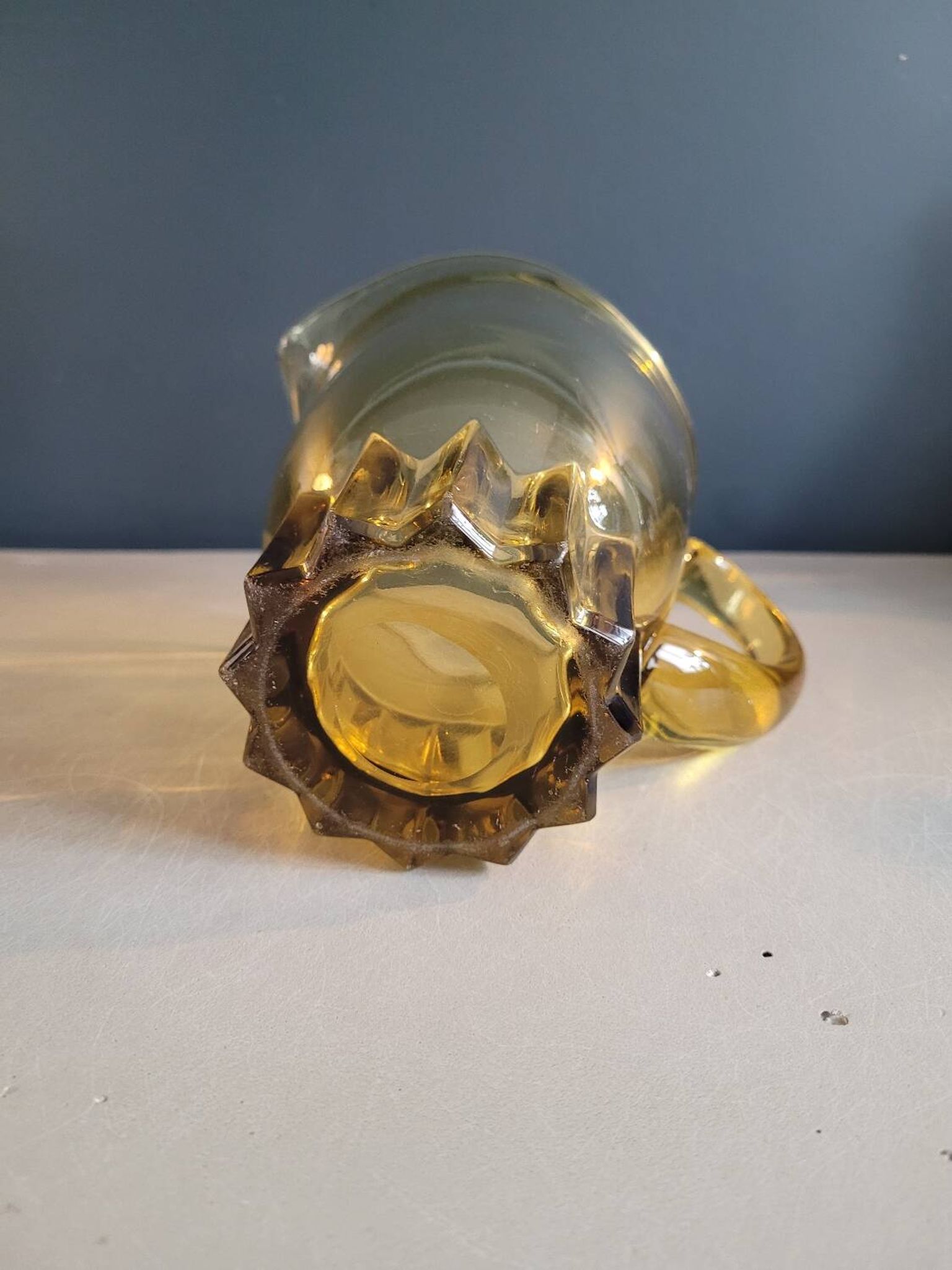 Pichet vintage en verre teinté jaune