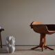 Fauteuil piédestal sculptural unique par le finlandais Matti Martikka en pin massif, années 1960
