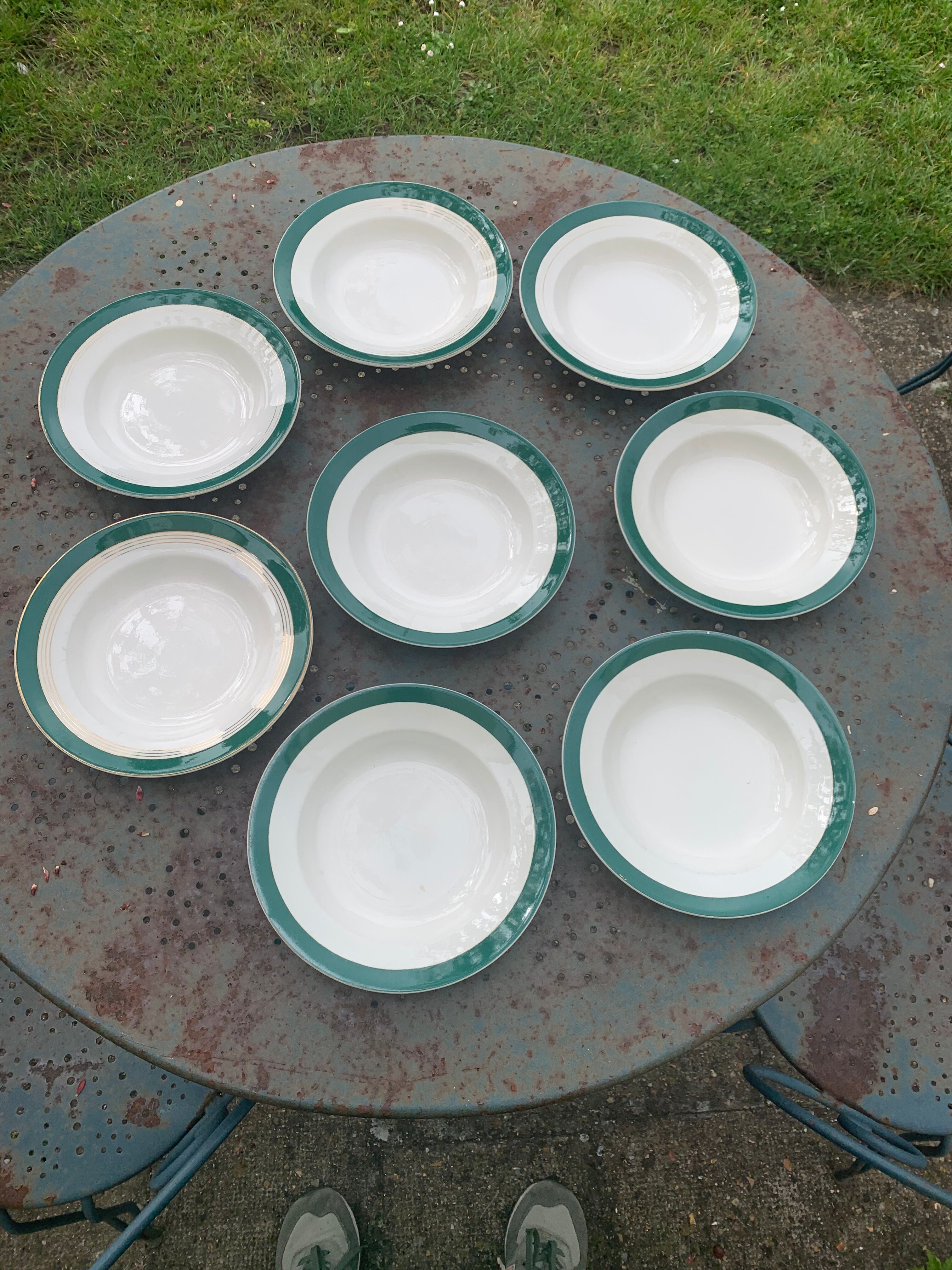 8 assiettes creuses en faïence blanche avec lisere vert Digoin et Sarreguemines