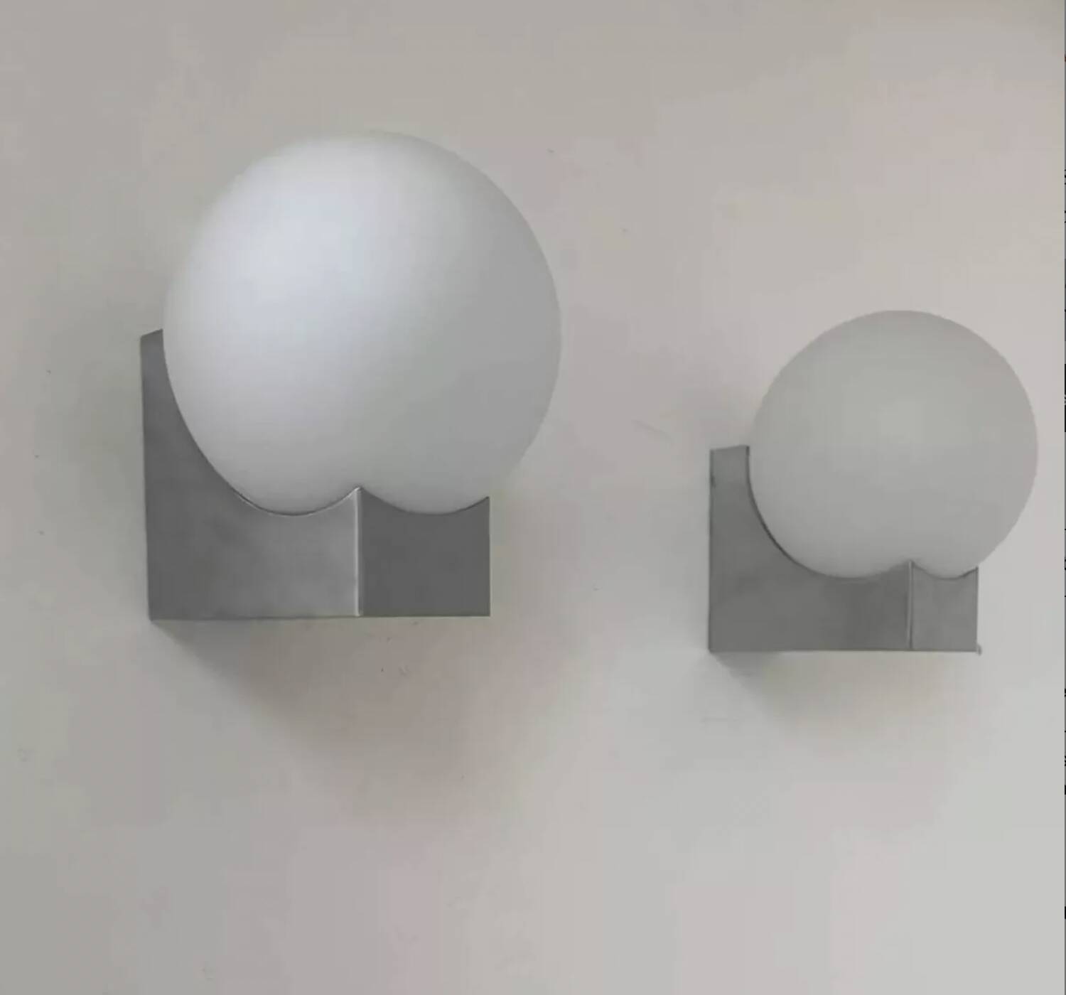 Paire d’appliques en métal brossé et opaline, France 1970