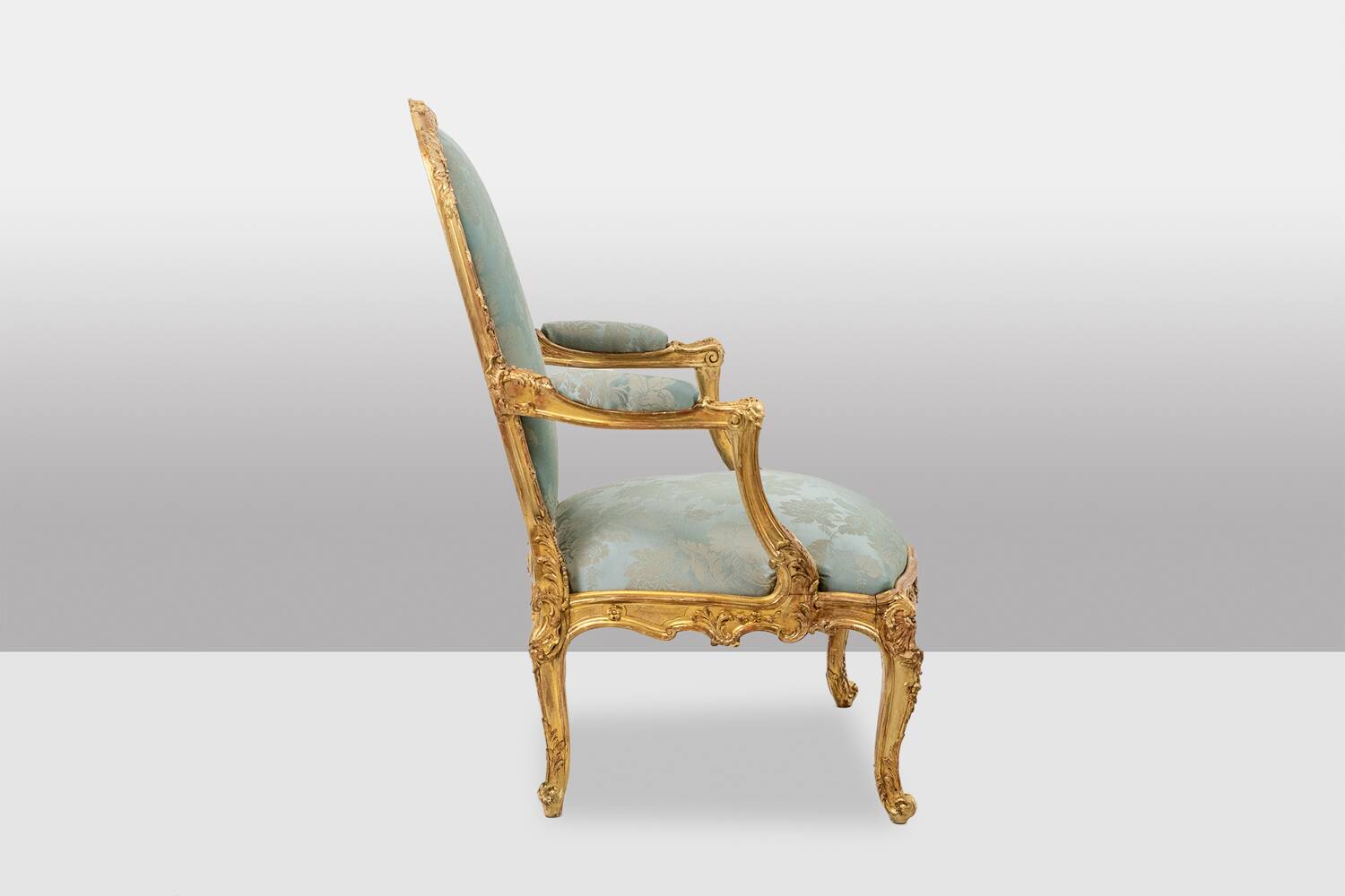 Salon de style Louis XV à chassis en bois doré. Circa 1880.