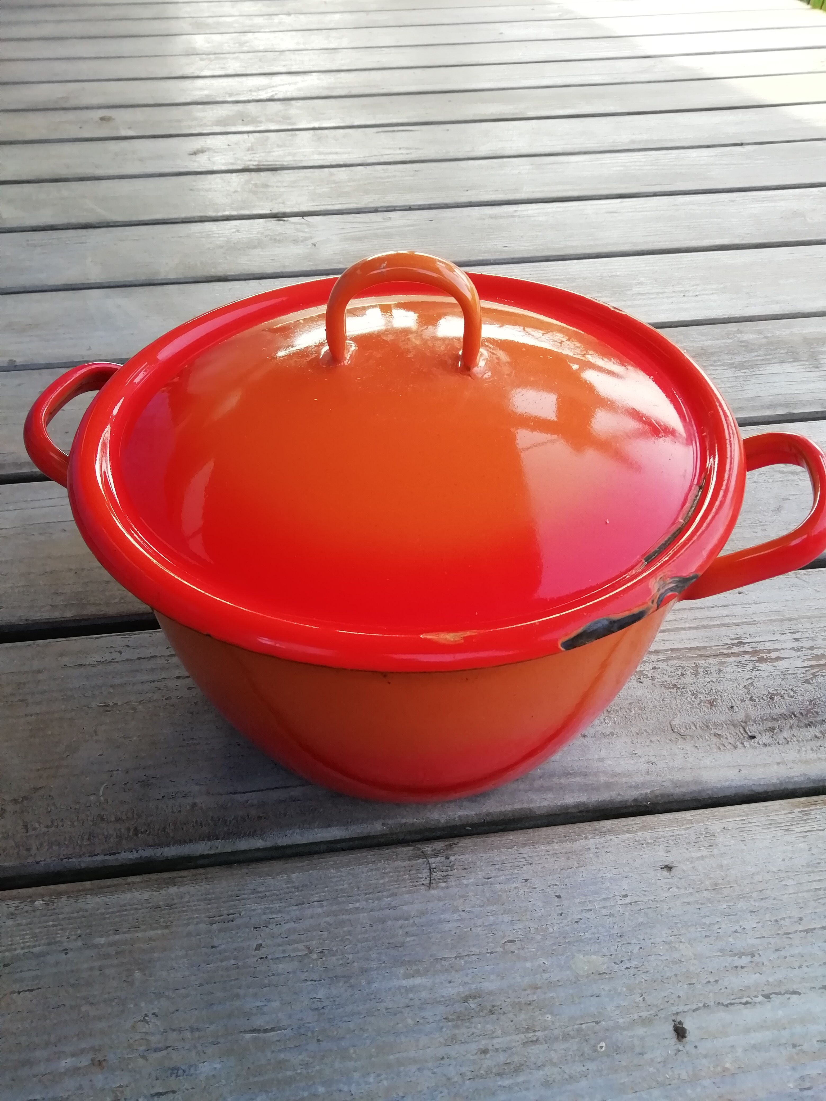 Enamelled sheet metal cocotte