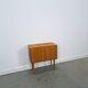 Commode danoise avec de hauts pieds et des poignées dorées.
