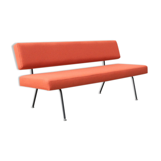 Sofa model 32 designed by Florence Knoll for Knoll International
