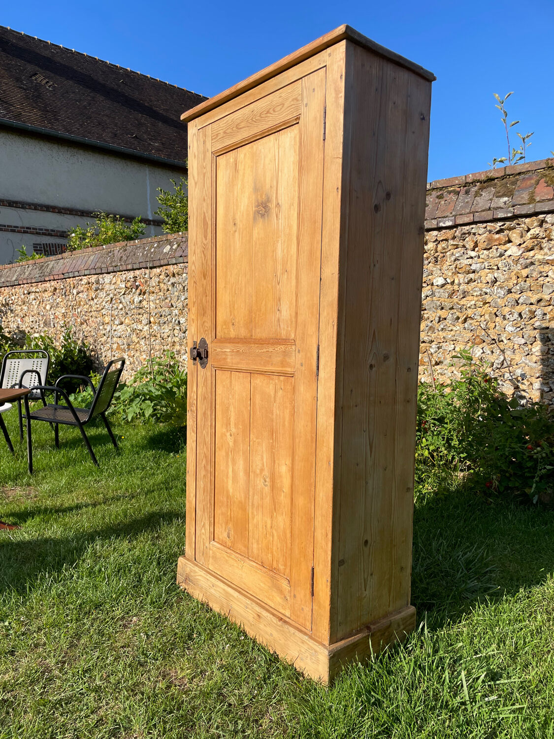 1 door wardrobe in 19th century pine.