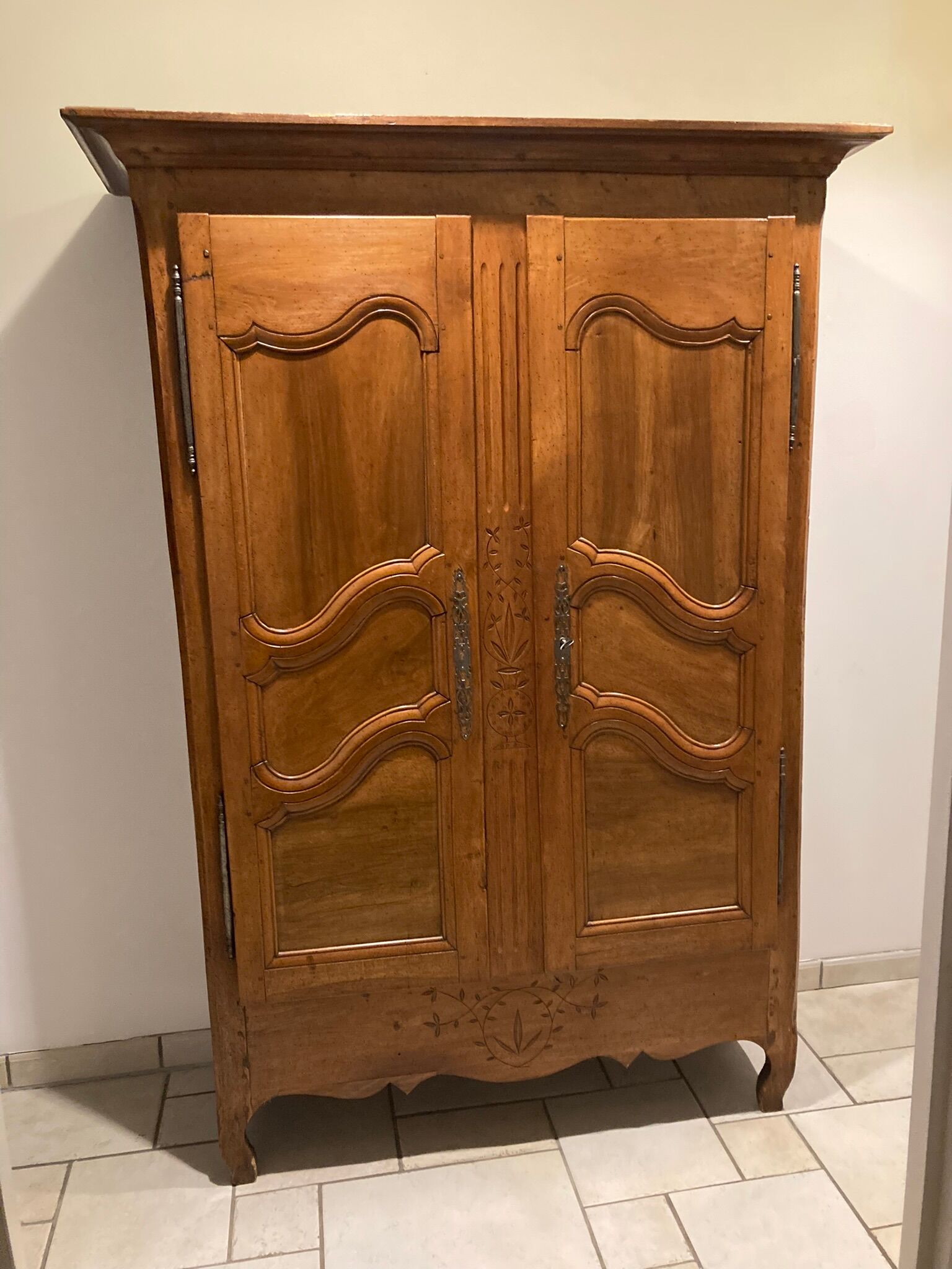 Armoire de valet en noyer