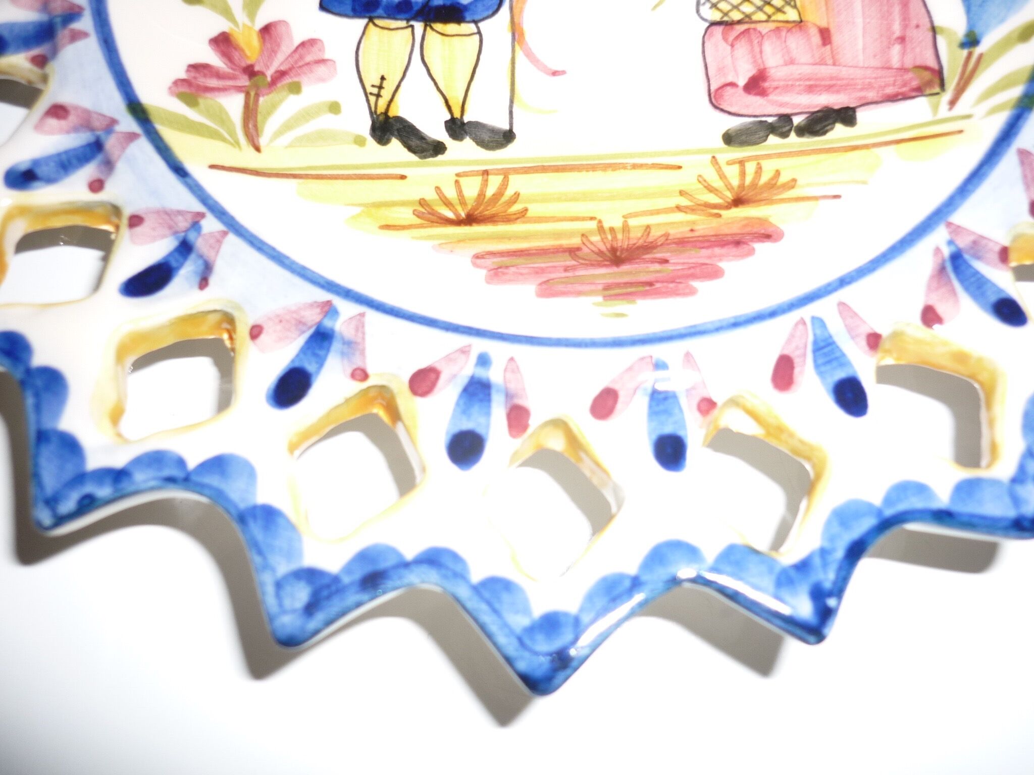Assiette à beurre ajourée