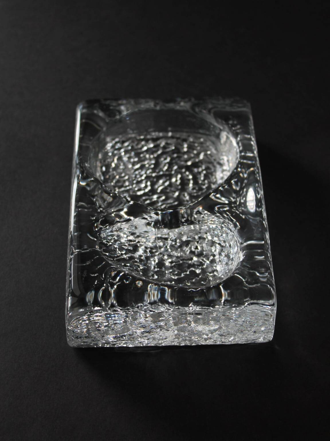 Cendrier massif en verre glacé Kosta Boda style Mid-Century