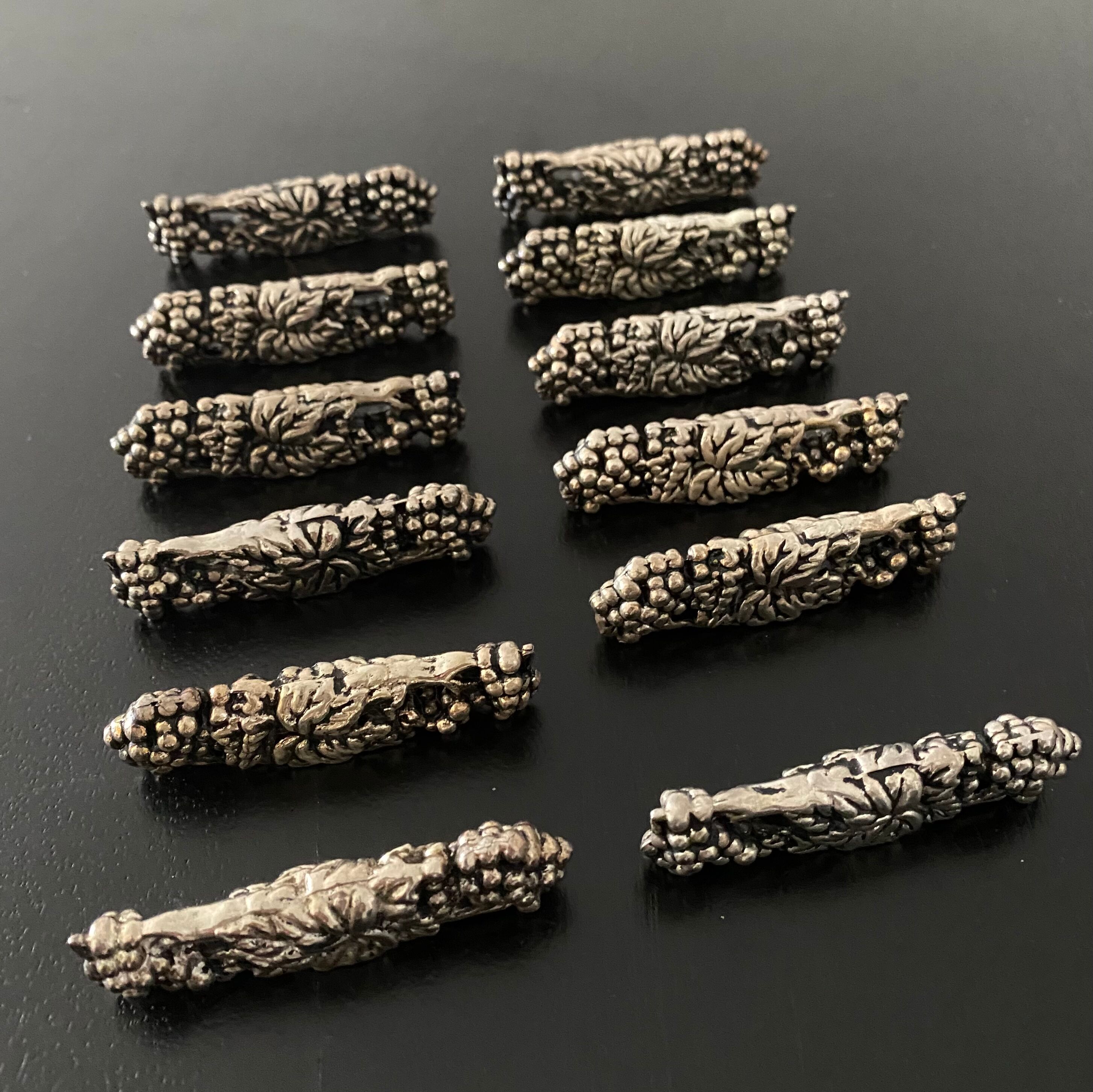 12 porte-couteaux métal forme rameau de vigne avec raisins