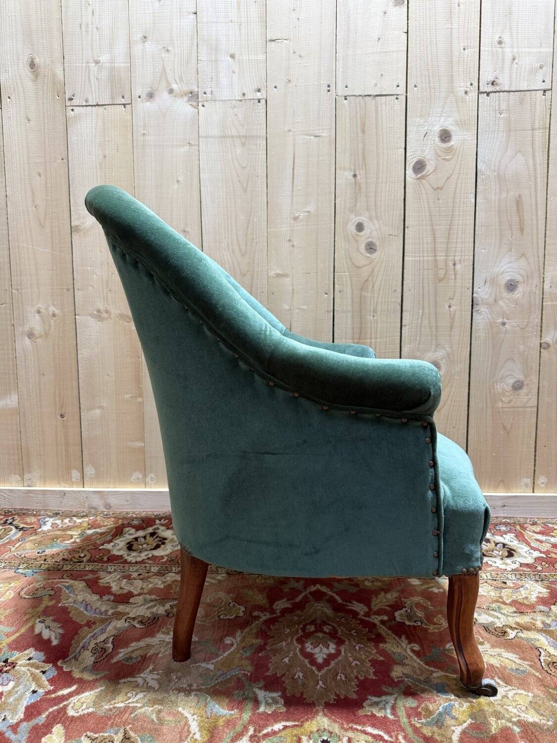Napoleon III period crapaud armchair in green velvet.