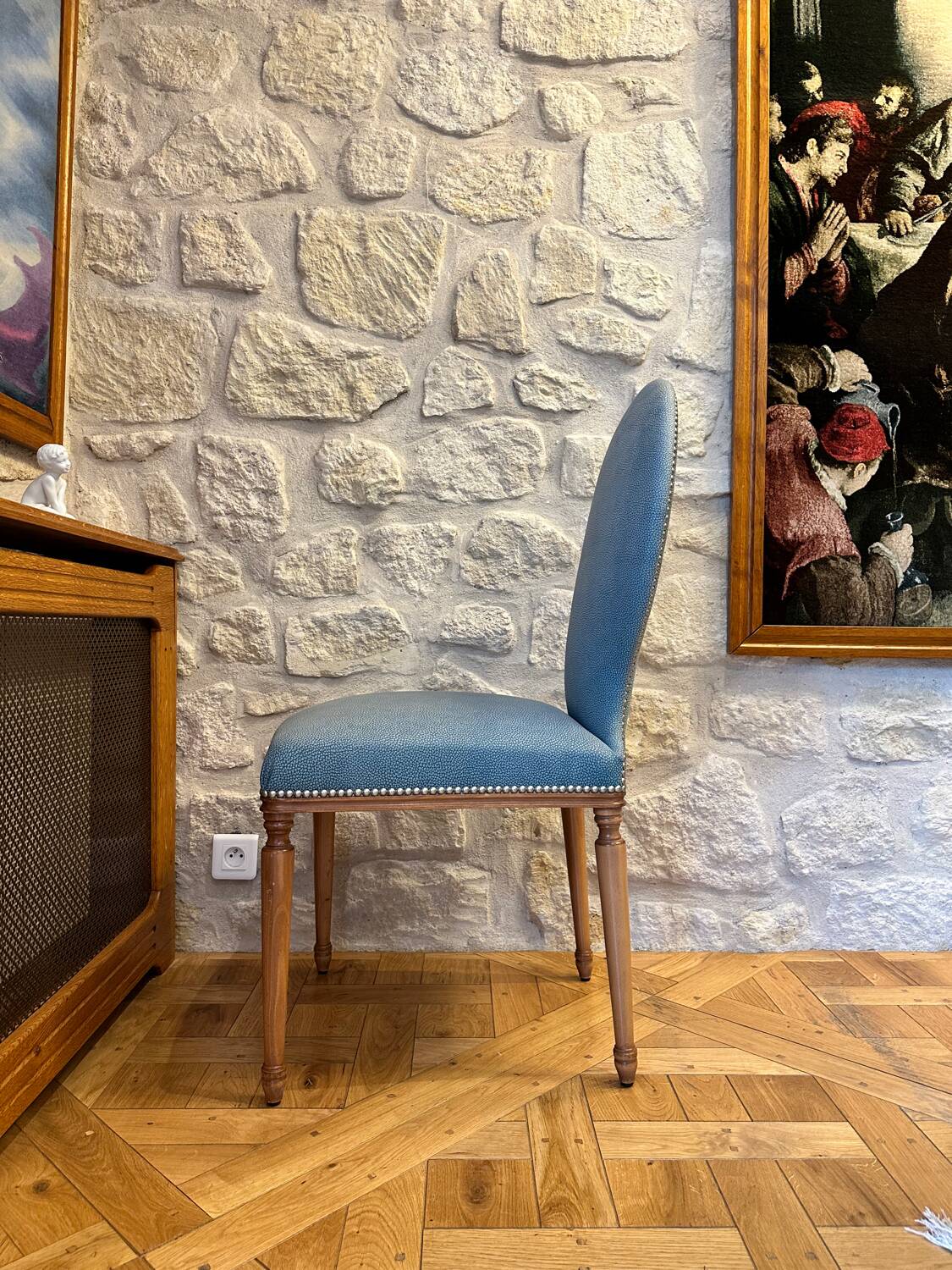 Table ghibli en verre avec 8 chaises parisiennes pieds sabrés roche bobois