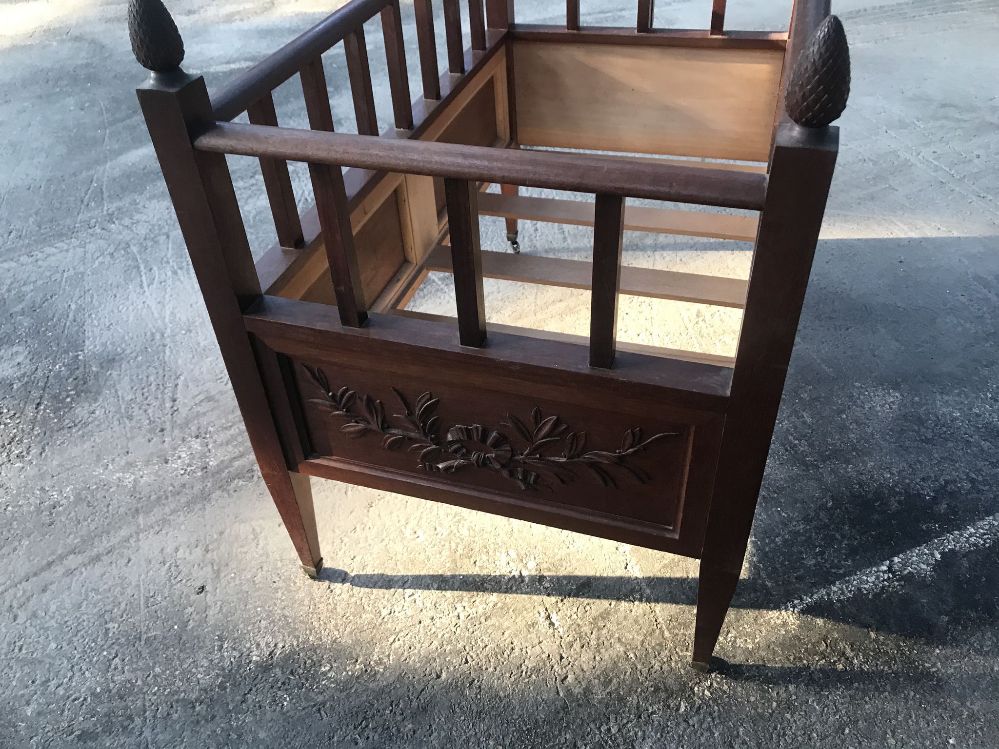 Lit enfant provençal en bois sculpté