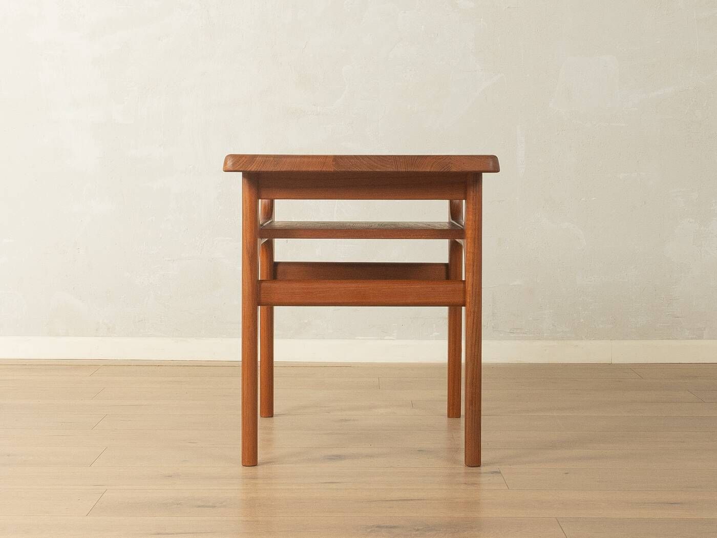 Table d'appoint élégante des années 1960 par Niels Bach A/S