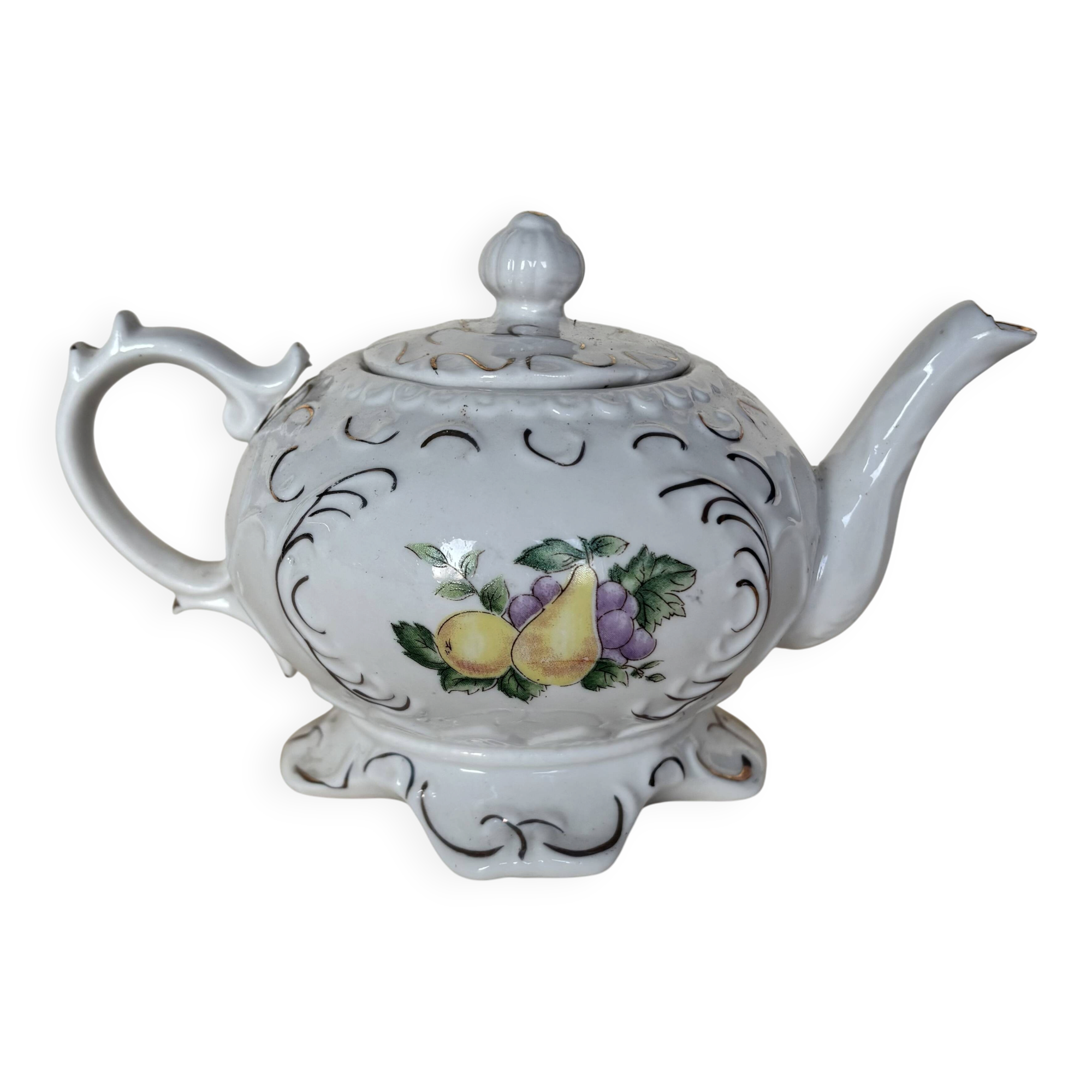 Teapot with lemon decoration