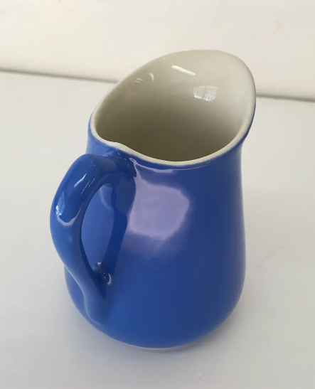 Pichet en céramique bleue