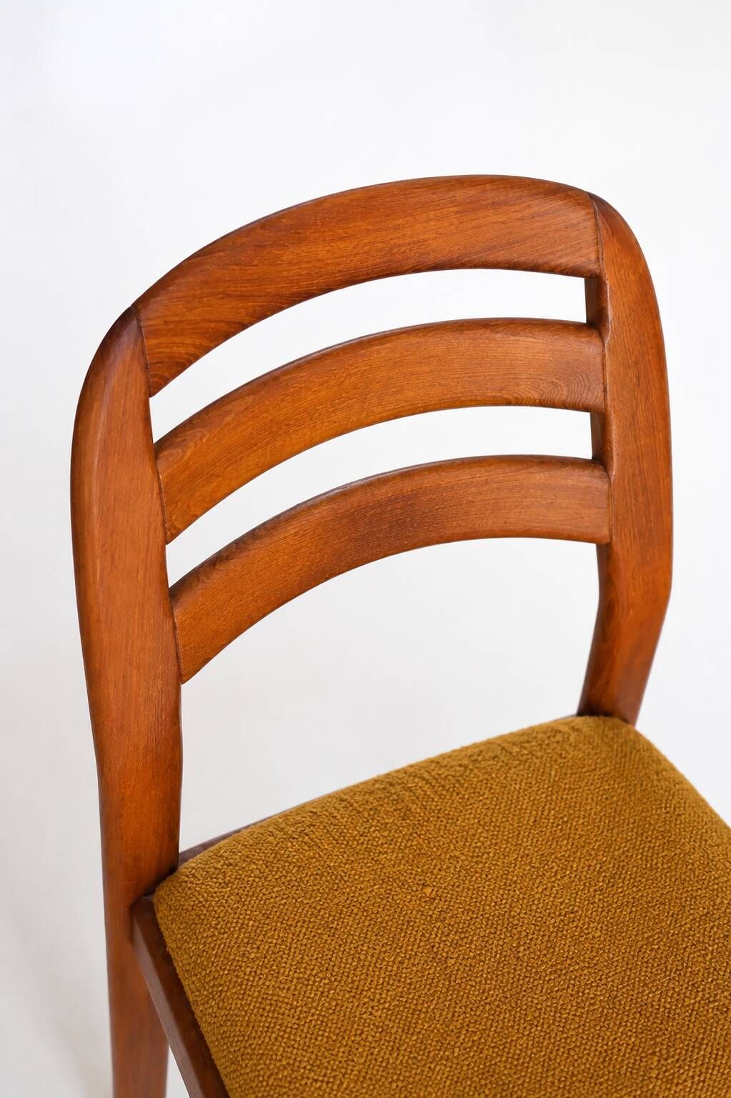 Dyrlund dining chair teakwood