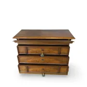 Elegant antique Italian chest of drawers, dating from the 20th century