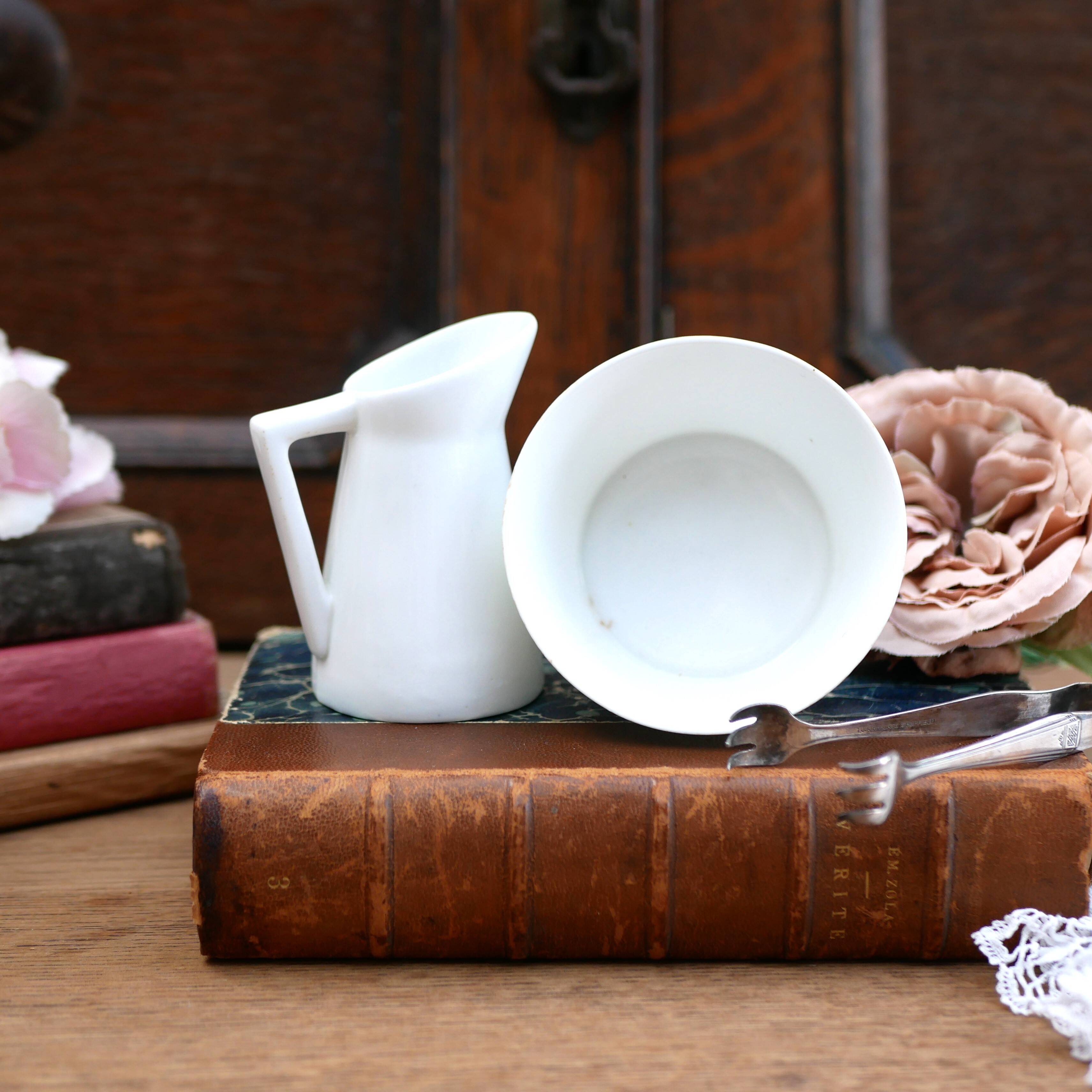 Service à crème et à sucre antique Royal Crown Derby blanc daté de 1902