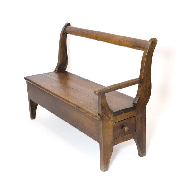 Banc artisanal en bois avec accoudoir et tiroir gauche.