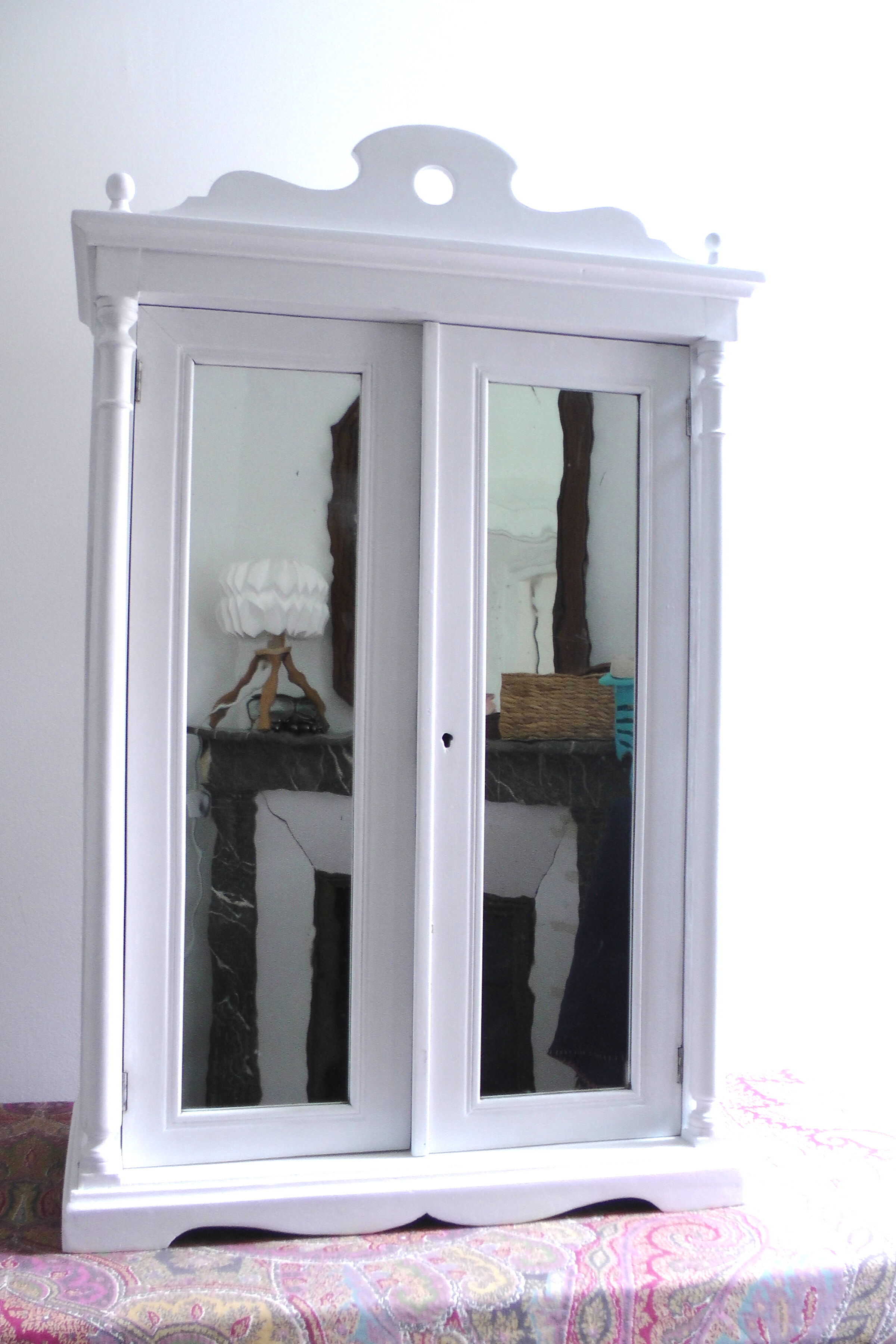 Wall cabinet with mirror