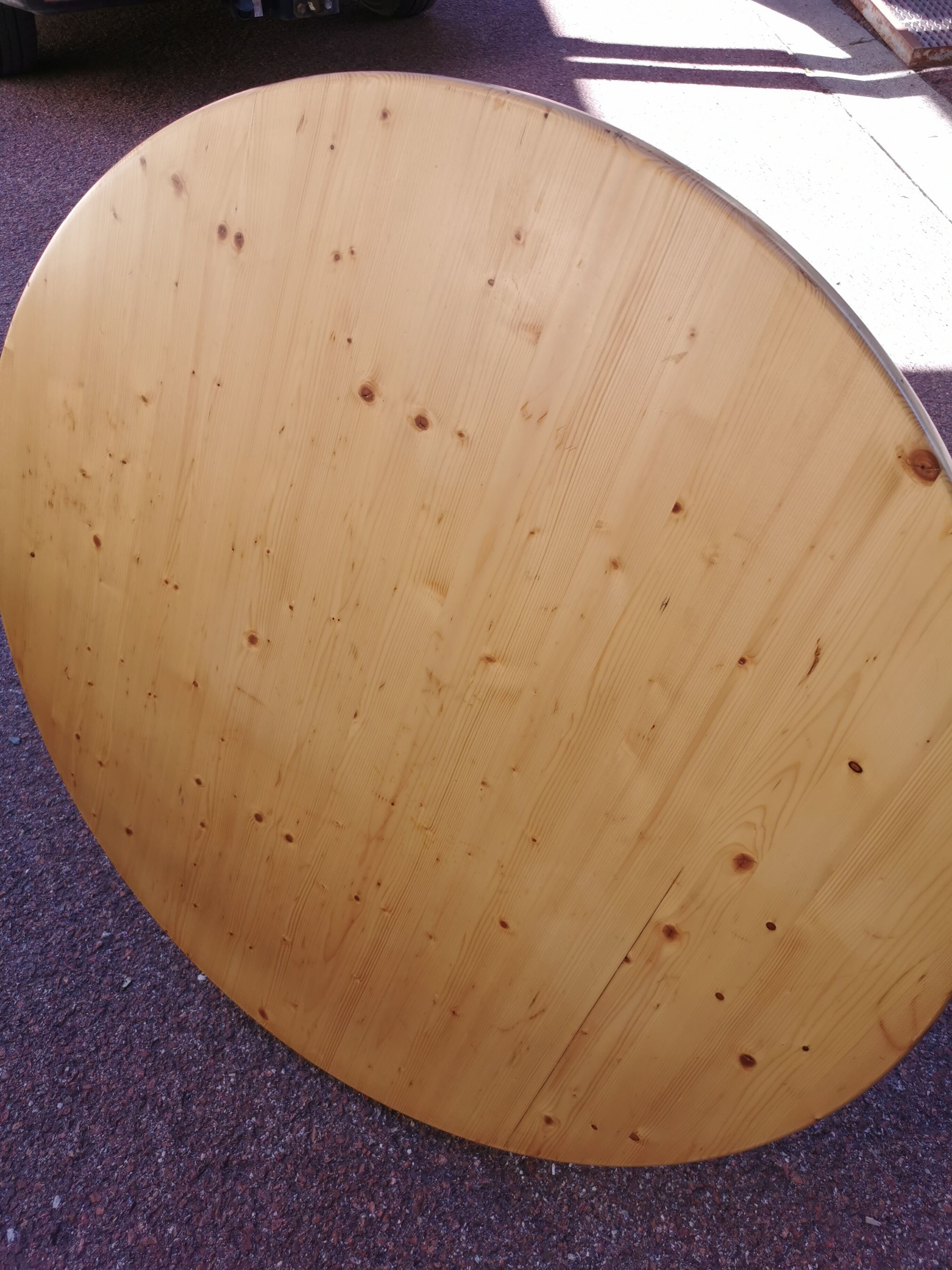 Table ronde en pin mobilier Les Arcs