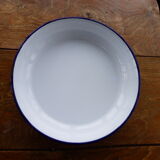 Plat en fer émaillé blanc avec un liseré bleu