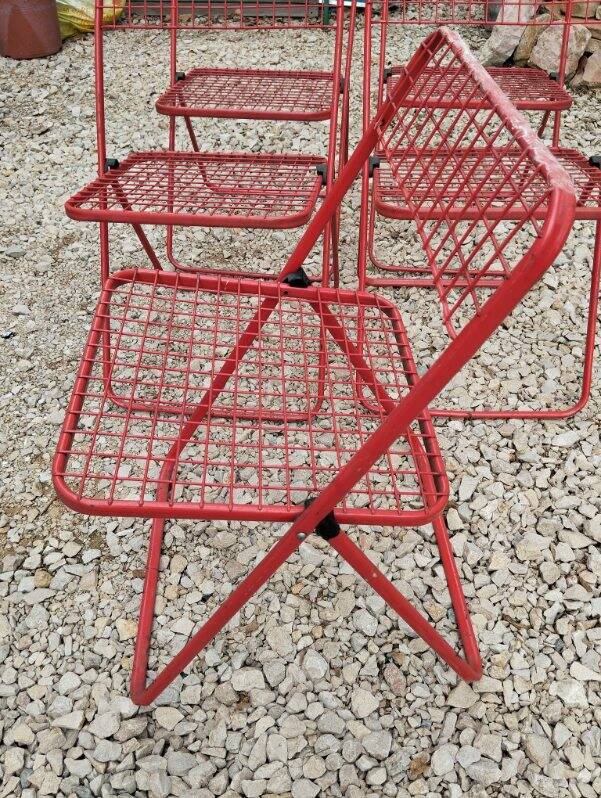 Set of 5 vintage red metal mesh folding chairs, Ted Net style.