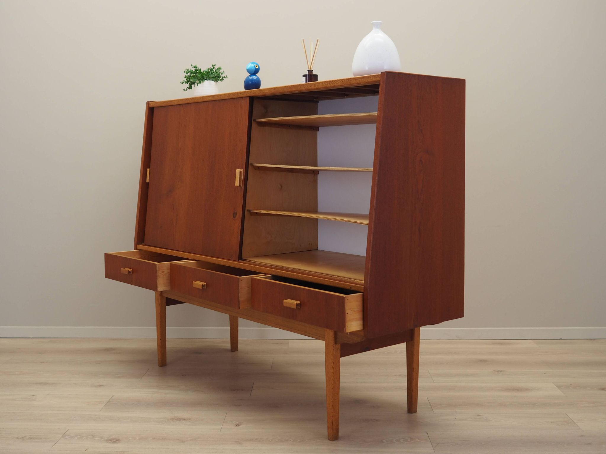 Enfilade en teck, design danois, années 1960, production : Danemark